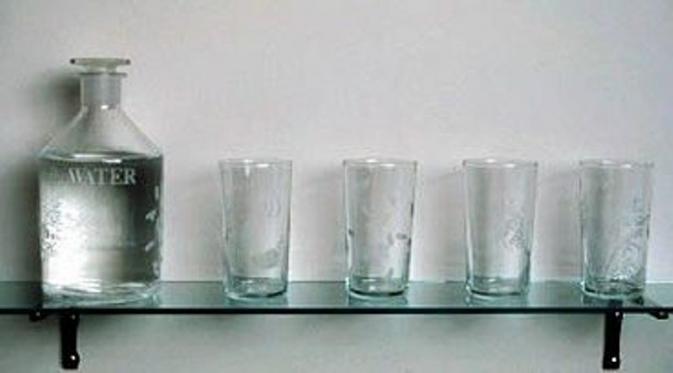 Ilustrasi empat gelas air mineral | Via: pinterest.com