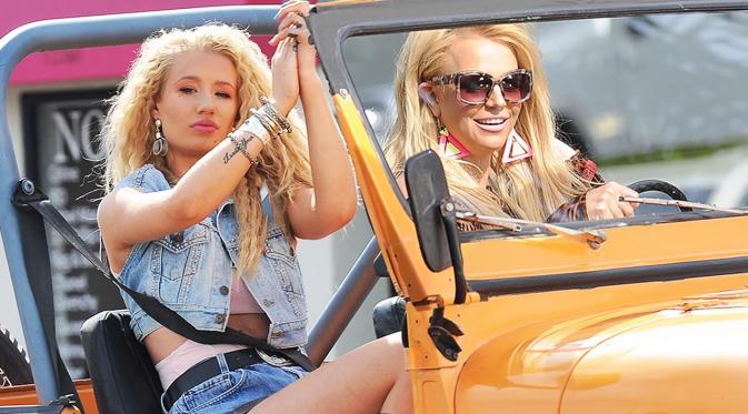 Iggy Azalea dan Britney Spears dalam videoklip Pretty Girls yang merupakan proyek musik kolaborasi keduanya.