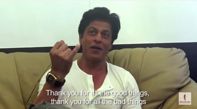 Shah Rukh Khan dalam videonya di YouTube.