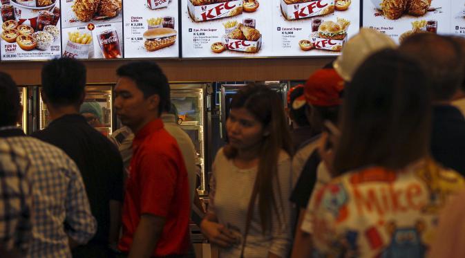 Pengunjung antre di pembukaan KFC pertama di Yangon, Myanmar. (Reuters)