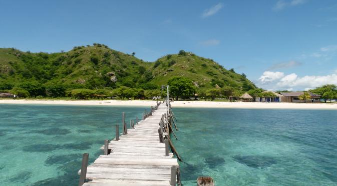 Pulau Kenawa, Sumbawa. | via: saferule.wordpress.com