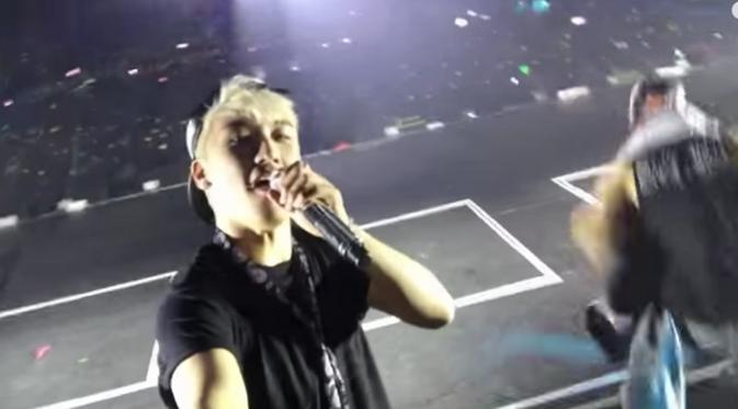 Seungri sibuk dengan tongsis-nya selama menyanyikan lagu We LIke to Party di konser Big Bang di Hongkong.