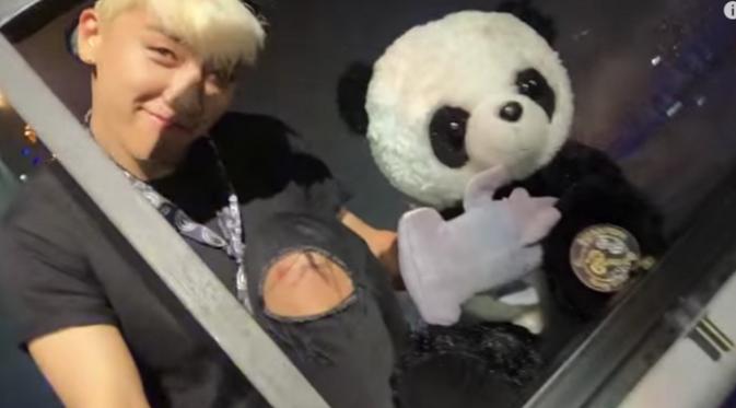 Seungri juga memamerkan hadiah dari penggemar berupa boneka Panda yang menjadi kesukaannya.