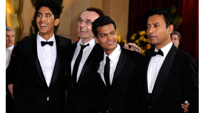 Madhur Mittal bersama bintang-bintang film Slumdog Millionaire