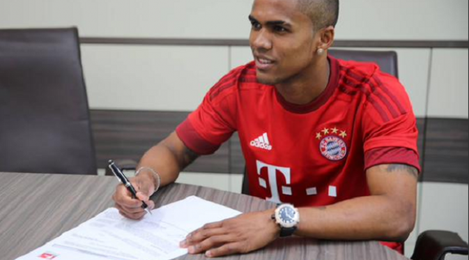 RESMI - Douglas Costa saat tanda tangan kontrak bersama Bayern Muenchen. (Twitter/Bayern)