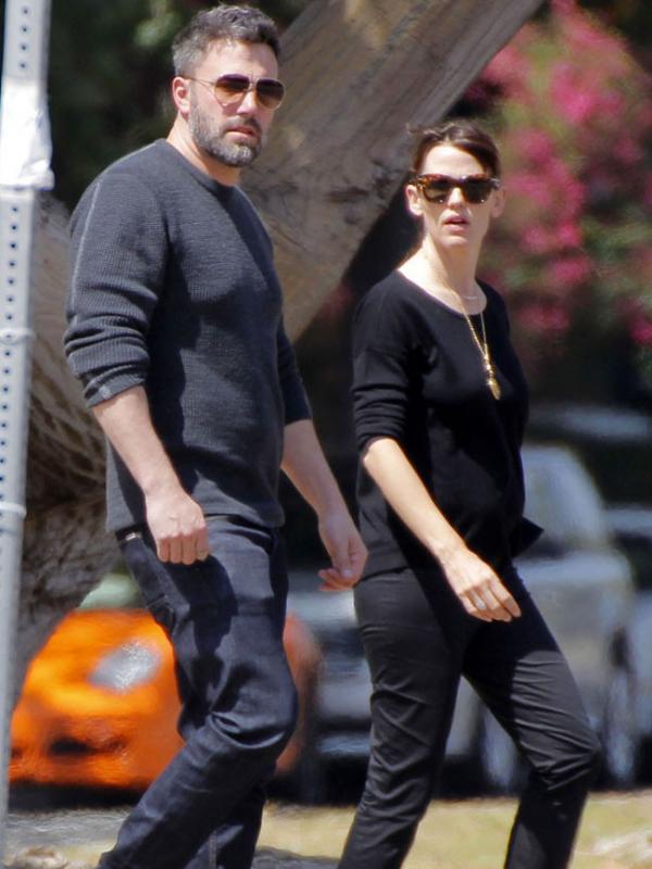 Siapa yang meragukan kemesraan Ben Affleck dan Jennifer Garner. Mereka bahkan kompak dengan gaya kasualnya (via eonline.com)