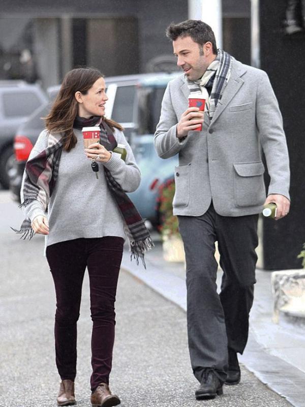 Sepanjang jalan, pasangan Ben Affleck dan Jennifer Garner tak pernah absen menunjukkan kekompakan (via eonline.com)
