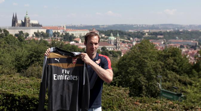 ARSENAL - Petr Cech bergabung bersama Arsenal. (REUTERS/David W Cerny)