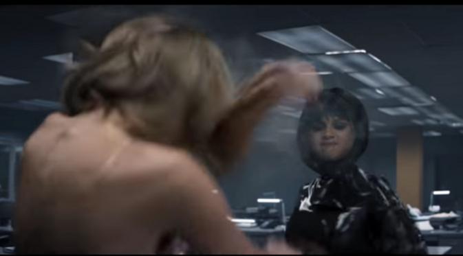 Selena Gomez yang digambarkan sebagai karakter Arsyn dalam videoklip Bad Blood, terlihat mengkhianati Taylor Swift.