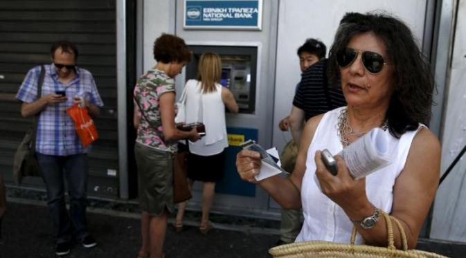 ATM milik salah satu bank di Yunani diserbu oleh masyarakat (Foto: Reuters.com)