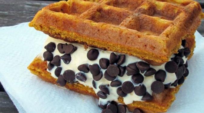 Ice cream sandwitch waffle choco chips (Via: tumblr.com)