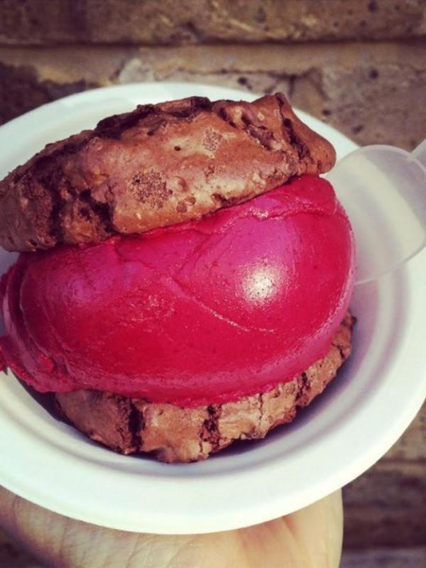 Ice cream sandwitch red velvet (Via: buzzfeed.com)