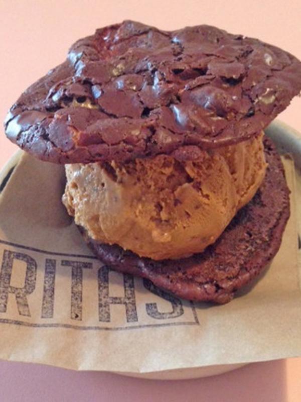 Ice cream sandwitch cookies lapis cokelat (Via: buzzfeed.com)