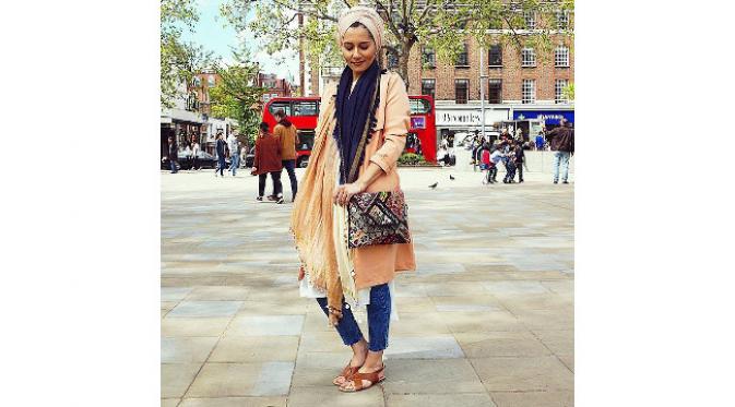 Berhijab dan masih bingung untuk bergaya? Para fashion bloggers ini akan membagikan ide gaya pakaian bagi hijabers.