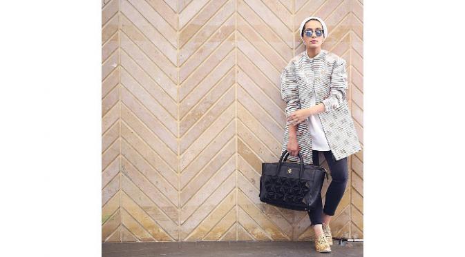 Berhijab dan masih bingung untuk bergaya? Para fashion bloggers ini akan membagikan ide gaya pakaian bagi hijabers.