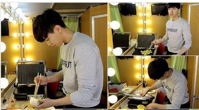 Lee Seung Gi saat memamerkan kemahiran memasaknya di depan kru.