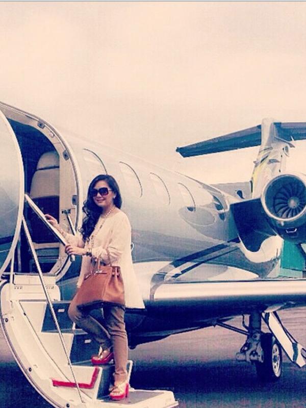 Ketika perjalanan Nia Daniaty dengan pesawat jet pribadi dimulai. Bagaimana ya rasanya? (via Instagram/Nia Daniaty)