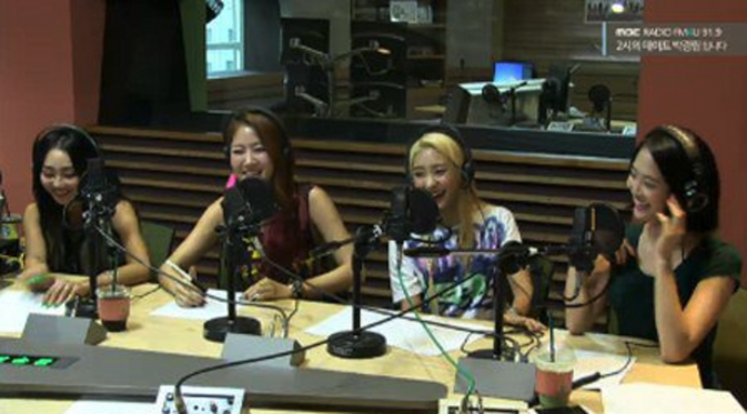 Keseruan personel SISTAR saat berbincang-bincang dalam acara radio Two O′Clock Date with Park Kyung Lim