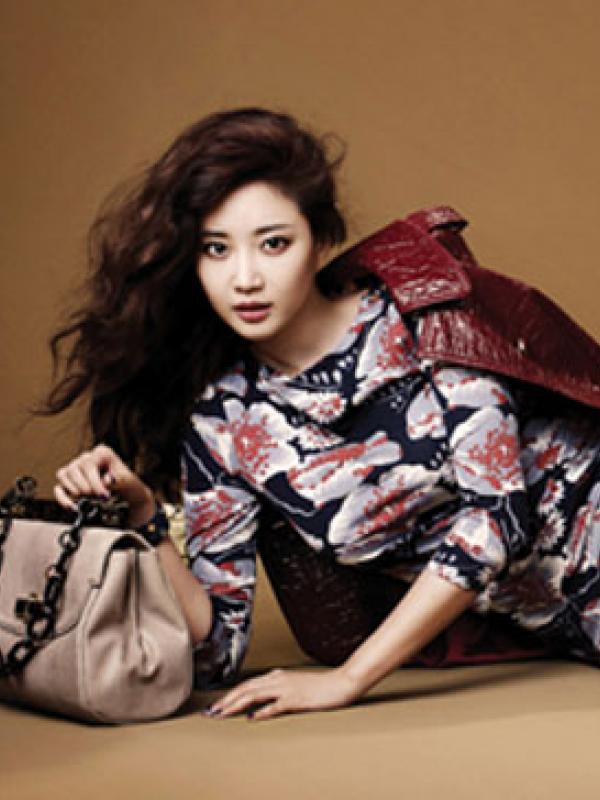 Apapun posenya, Kim Sarang tetap cantik memesona layaknya bidadari (via InStyle.com)