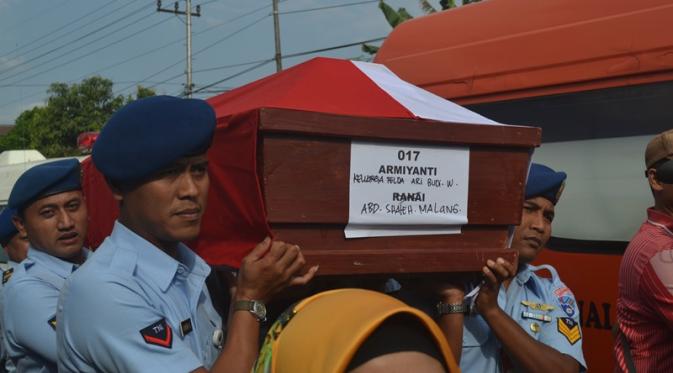 Jenazah keluarga Pelda Arie Budi W yang menjadi korban kecelakaan Hercules C-130 tiba di Malang, Jawa Timur. (Liputan6.com/Zainul Arifin)
