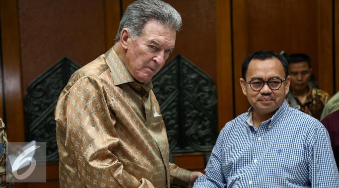 Menteri ESDM Sudirman Said (kanan) dan CEO Freeport-McMorran James Robert Moffett di gedung Kementerian ESDM, Jakarta, Minggu (25/1/2015). Pertemuan membahas pemberian izin perpanjangan PT Freeport Indonesia. (Liputan6.com/Faizal Fanani)