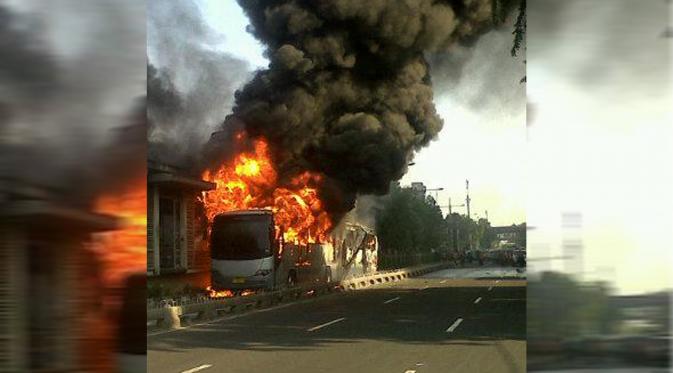 Sebuah bus Transjakarta terbakar di kawasan Salemba, Jakarta Pusat, Jumat (3/7/2015). Kobaran api tampak membakar bus gandeng berwarna abu-abu itu, bahkan api juga menyambar bagian halte. (twitter.com/FaisalRizalical)
