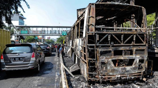 Bus Transjakarta Terbakar di halte Salemba Universitas Indonesia (UI). (Liputan6.com/ Faizal Fanani)