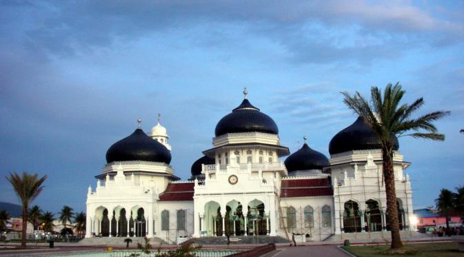 Masjid Raya Baiturrahman, Banda Aceh | via: afzalfarid.wordpress.com