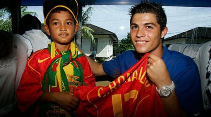 Cristiano Ronaldo dan anak angkatnya, Martunis.