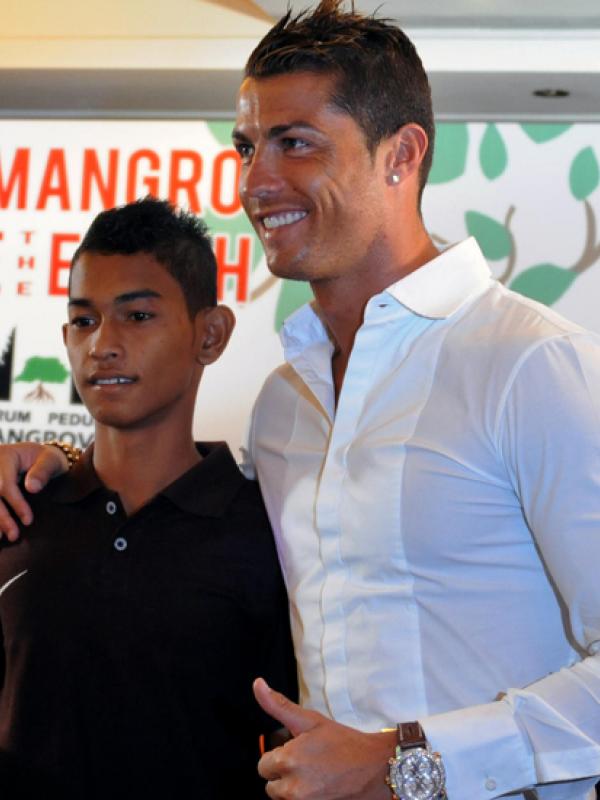 Momen Kebersamaan Cristiano Ronaldo Dengan Anak Angkatnya Martunis.