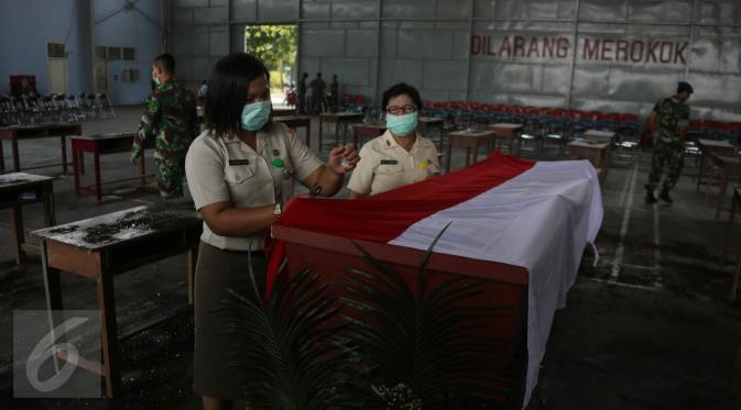 Peti Jenazah ditempatkan di hanggar sebelum diterbangkan dari Lanud Soewondo, Medan, Jumat (3/7). Pesawat Hercules yang akan membawa jenazah mengalami kerusakan teknis sehingga jenazah diterbangkan menggunakan pesawat CN-295. (Liputan6.com/Johan Tallo)