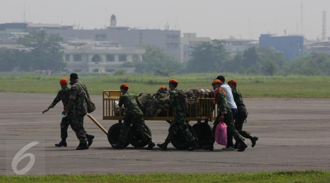 Personel TNI membawa barang-barang milik korban pesawat Hercules C 130 di Lanud Soewondo Medan, Sumatera Utara, Jumat (3/7). Barang-barang tersebut akan dikembalikan kepada keluarga korban usai proses identifikasi. (Liputan6.com/Johan Tallo)