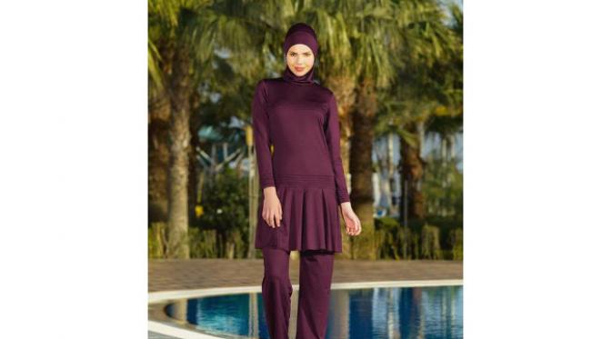 Kata siapa menggunakan jilbab menghalangi hobi berenang? Cukup ganti model baju renang saja.