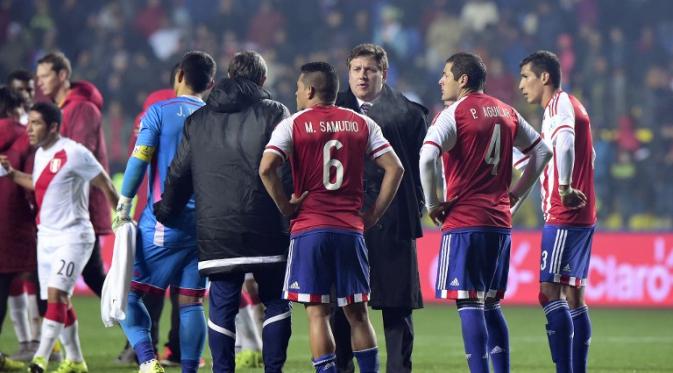 Pemain Paraguay lesu karena kalah di perebutan posisi tiga Copa Amerika 2015 (LUIS ACOSTA / AFP)