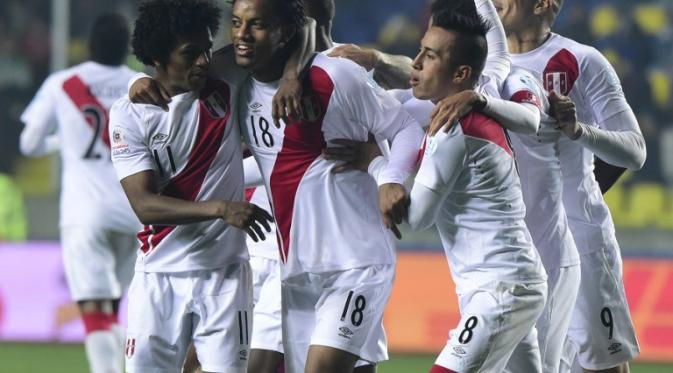 Andre Carrilo (kedua dari kiri) cetak gol pertama untuk Peru vs Paraguay di perebutan posisi tiga Copa Amerika (LUIS ACOSTA / AFP)