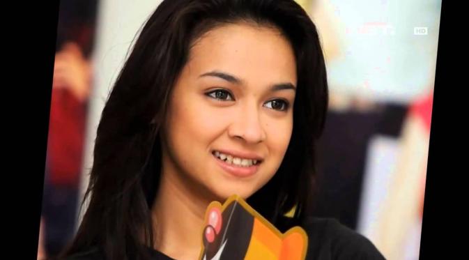 Aryani Fitria siap berperan sebagai lesbian. Foto: youtube.com