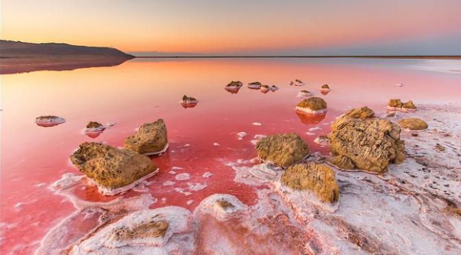 Tertarik mengunjungi Danau Koyashskoye, danau merah mudah gudangnya garam?