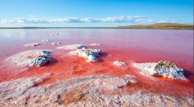 Tertarik mengunjungi Danau Koyashskoye, danau merah mudah gudangnya garam?