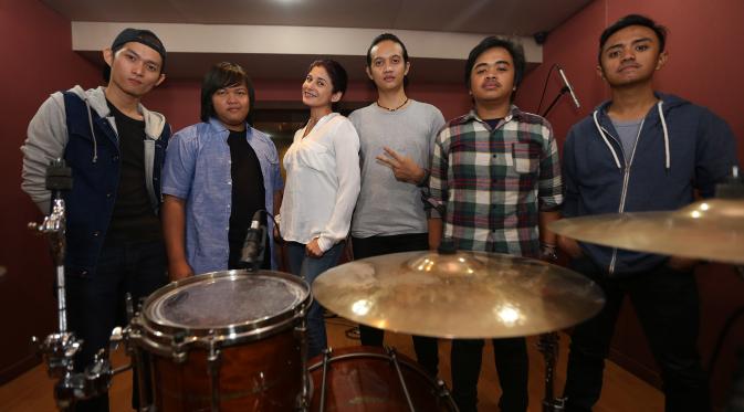 Monica Oemardi besut band asal Bekasi (liputan6.com/Julian Edward)