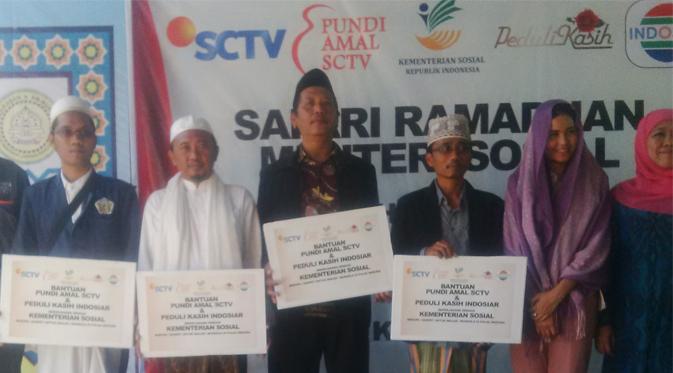 Kemensos menggandeng Pundi Amal SCTV serta Peduli Kasih Indosiar menggelar Safari Ramadhan. (Liputan6.com/Dian Kurniawan)