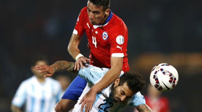 DUEL - Ezequiel Lavezzi berebut bola melawan Mauricio Isla. ( REUTERS/Ricardo Moraes)