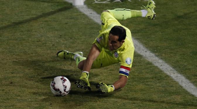 Claudio Bravo saat menggagalkan tendangan penalti Ever Banega. (AP Photo/Silvia Izquierdo)