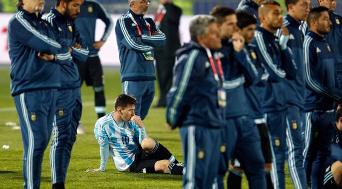 Ekspresi kesedihan Lionel Messi. (AP Photo/Andre Penner)