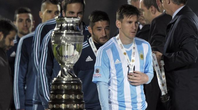 Lionel Messi tampak murung saat mendapatkan medali (JUAN MABROMATA / AFP)