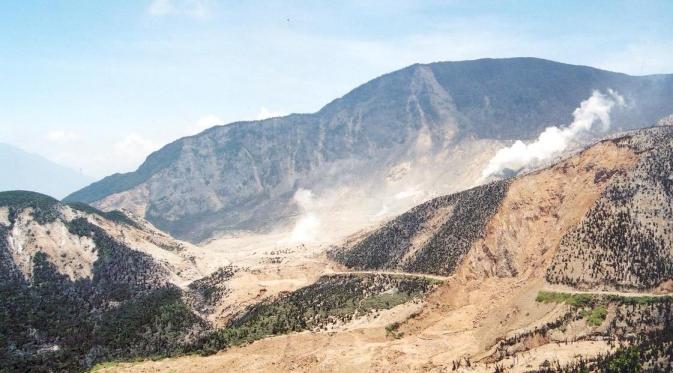 Gunung Papandayan, Garut. | via: hdmessa.wordpress.com