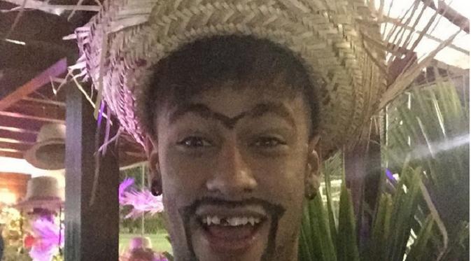 Ulah konyol Neymar disaat liburan (Daily Mail)