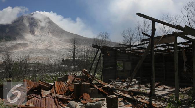 Sejumlah Rumah milik warga hancur terkena guguran abu vulkanik Gunung Sinabung di Desa Sibintun, Sumatera Utara, Minggu (5/7/2015). Letusan yang terjadi dari 2013 sampai saat ini mengakibatkan puluhan ribu jiwa mengungsi. (Liputan6.com/Johan Tallo)