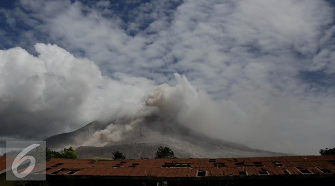 Erupsi gunung Sinabung Menutupi Sejumlah Desa Pemukiman Warga di Desa Sibintun, Sumatera Utara, Minggu (5/7/2015). Letusan yang terjadi dari 2013 sampai saat ini mengakibatkan puluhan ribu jiwa mengungsi. (Liputan6.com/Johan Tallo)
