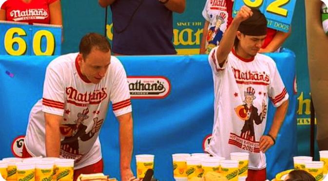 Matt Stonie, juara pertama makan hotdog sebanyak 62 hotdog