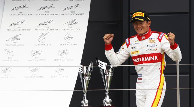 Ekspresi Rio Haryanto setelah meraih juara di Sprint Race GP2 Seri Inggris yang berlangsung di Sirkuit Silverstone, Inggris. Minggu (5/7/2015). (GP2 Media Service)